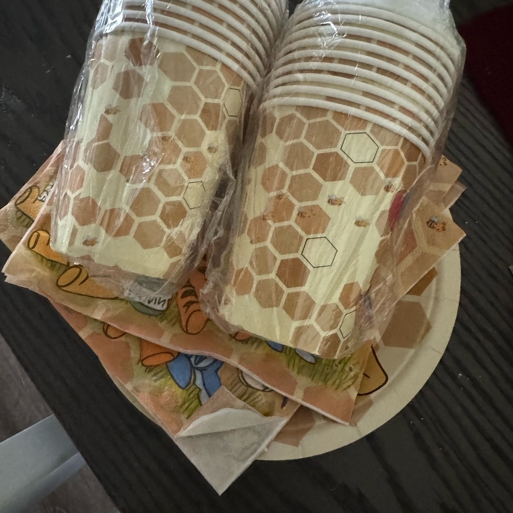 Honeycomb Party Cup and Napkin Set winnie the pooh